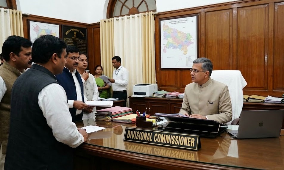 Divisional Commissioner/Secretary (State Government)/Principal Secretary/Chief Secretary/Policy Consultant/Academician